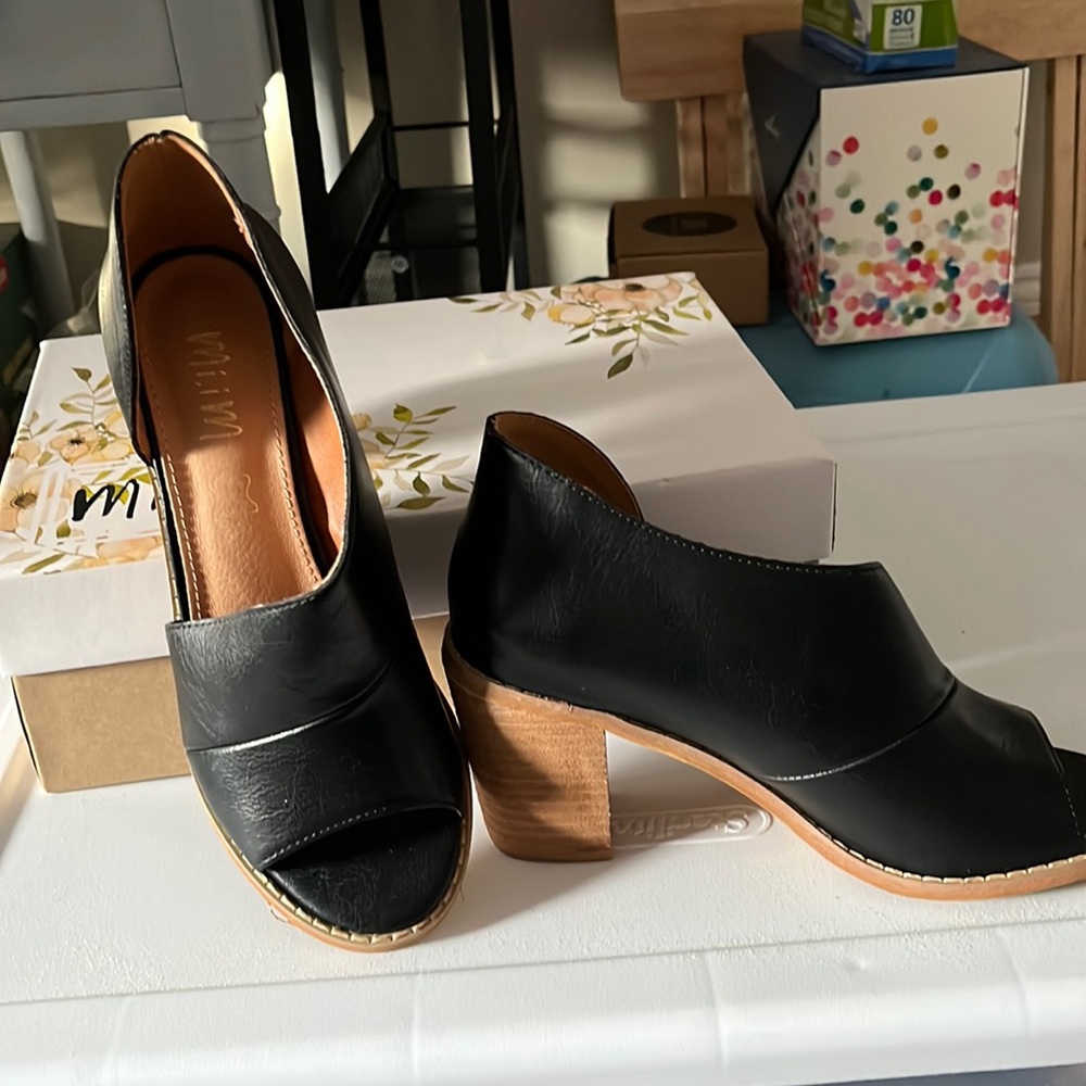 Mi.Im  shoe black size 7.5. Never worn but to try on